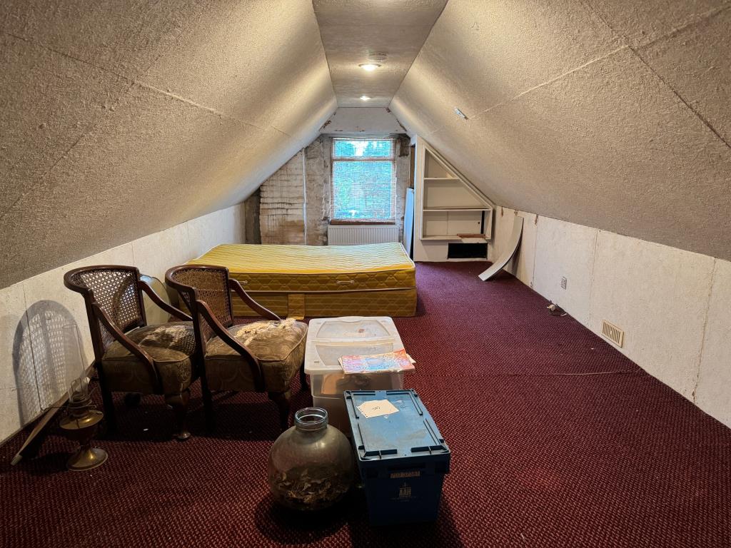 Lot: 106 - PERIOD COTTAGE FOR IMPROVEMENT - Attic room